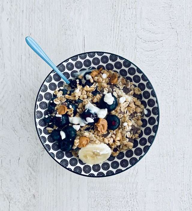 Colazione con cereali e yogurt magro adatta per dieta ipocalorica