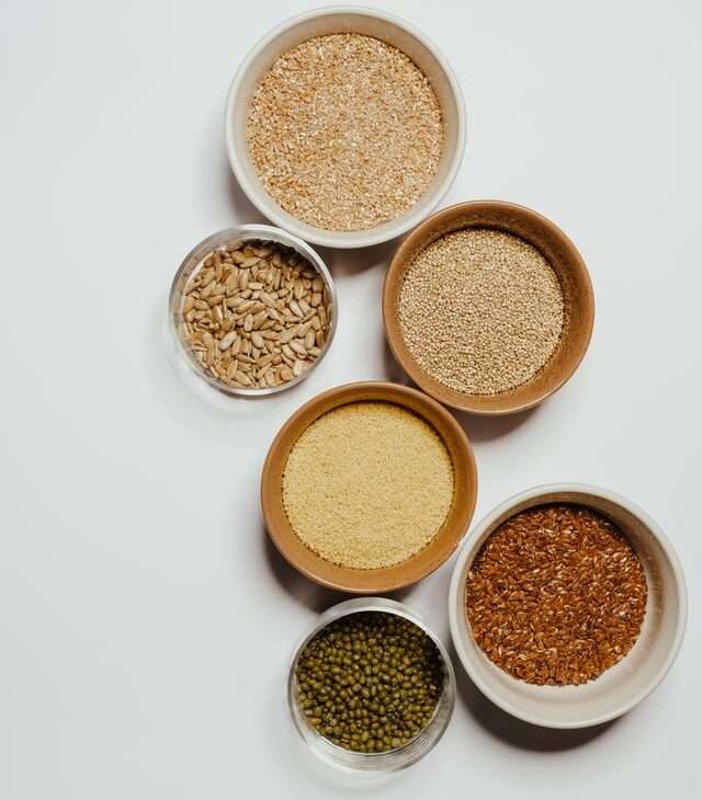 Ciotole con semi come esempio di alimenti consigliati in una dieta per intolleranze