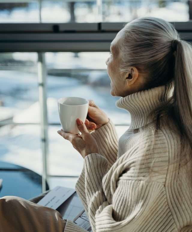 donna che segue una dieta per menopausa