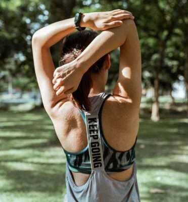 Persona che fa sport e segue un'alimentazione sana