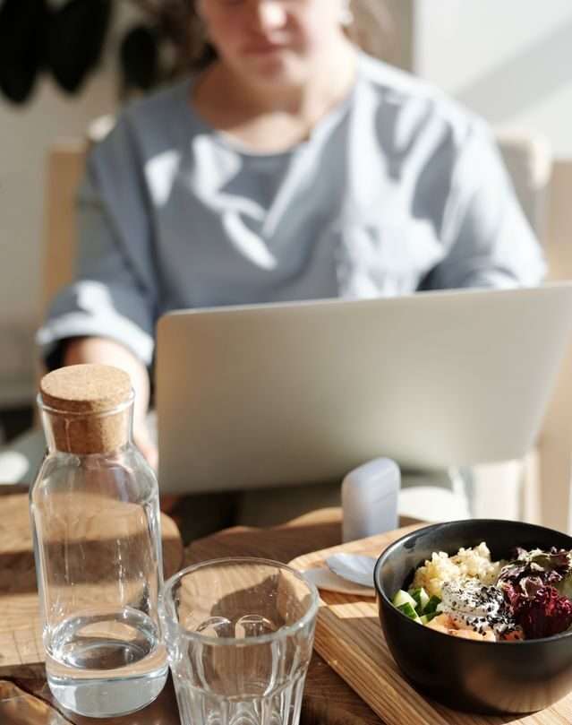 donna che si informa sulla dieta per donne