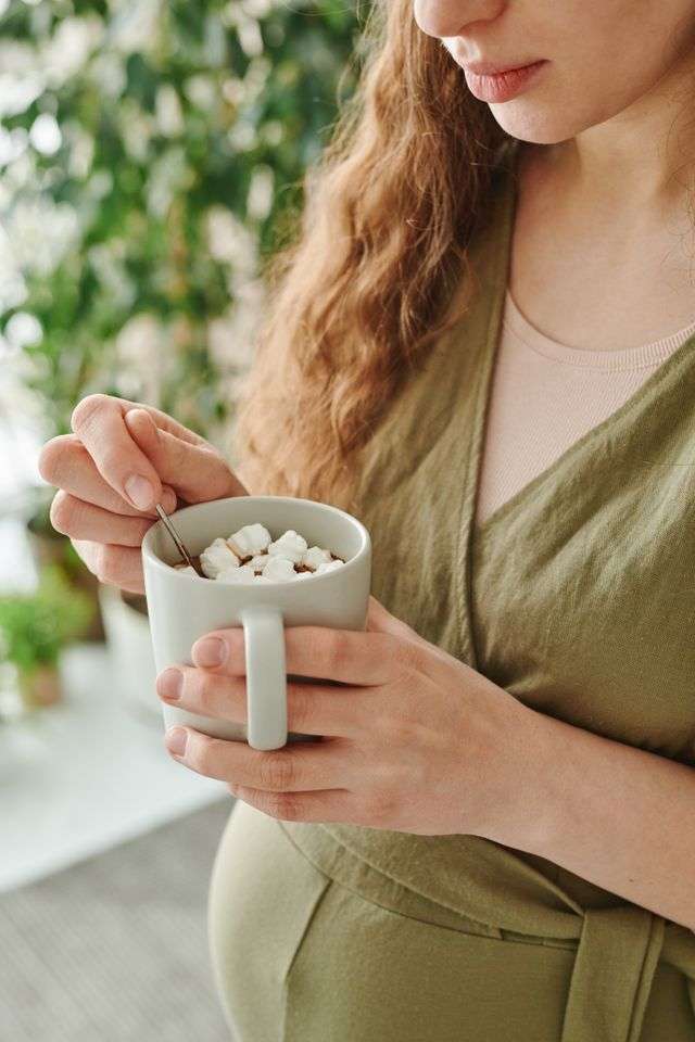 donna che segue una specifica alimentazione in gravidanza