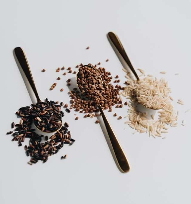 Cucchiaini ripieni di cereali esempio di ingredienti per ricette sane ed equilibrate