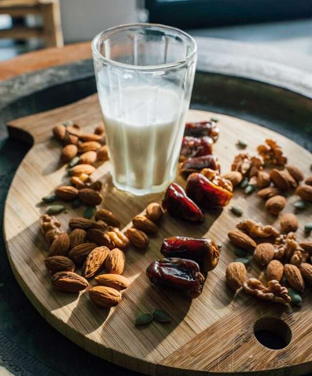 Colazione con latte vegetale e frutta secca per dieta per intolleranza al lattosio