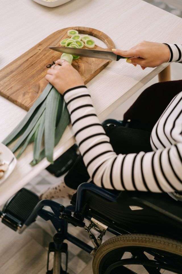 Persona che prepara una ricetta seguendo i consigli alimentari di una nutrizionista