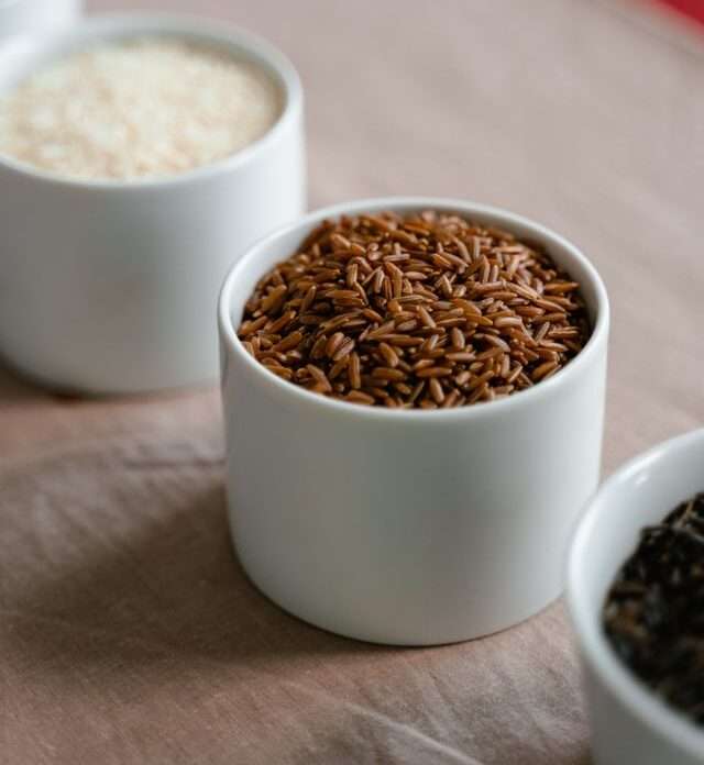 Tazze di riso per rappresentare gli alimenti di una dieta low FODMAP