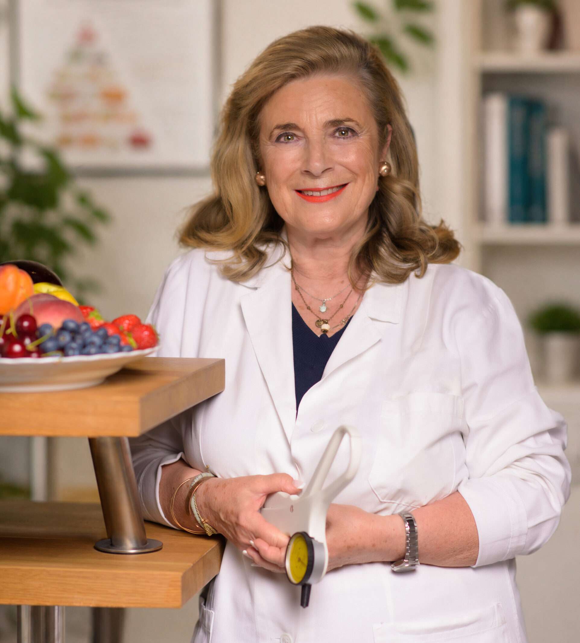 Anna Lista con cesto di frutta e strumenti da nutrizionista