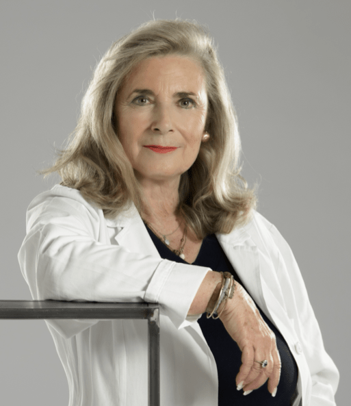 Anna Lista biologa nutrizionista a Parma nel suo studio